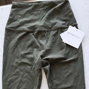 NWT Beyond Yoga SPACEDYE High waisted leggings pant SIZE SMALL IN HUNTER GREEN.